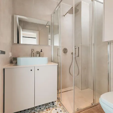 Апартаменты Downtown Delux Shallvaret Тирана