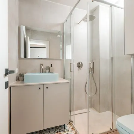 Downtown Delux Shallvaret شقة