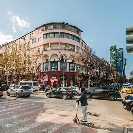 Downtown Delux Shallvaret * تيرانا