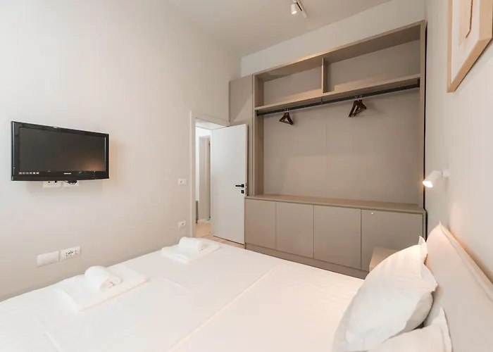 Downtown Delux Shallvaret Tirana