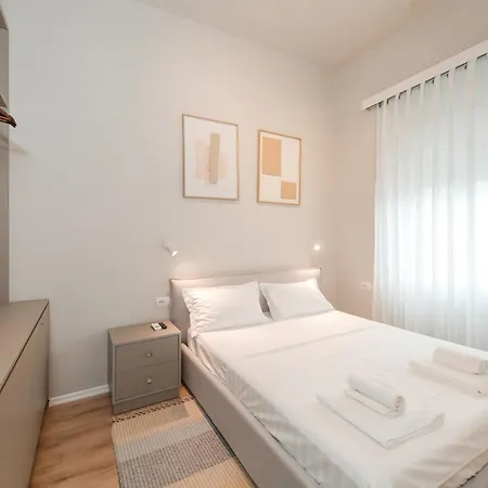 Downtown Delux Shallvaret Apartmán *