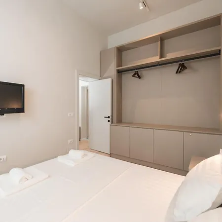 Downtown Delux Shallvaret Tiran