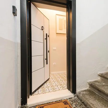 Downtown Delux Shallvaret Apartment