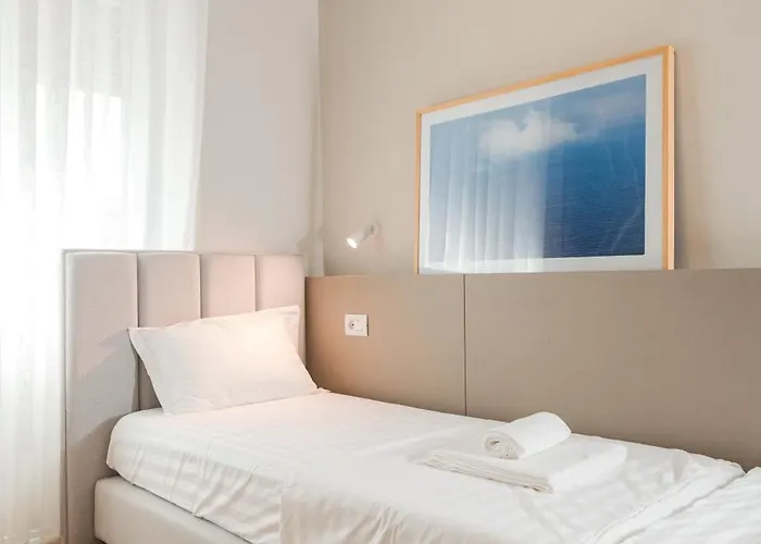 Downtown Delux Shallvaret アパート ティラナ